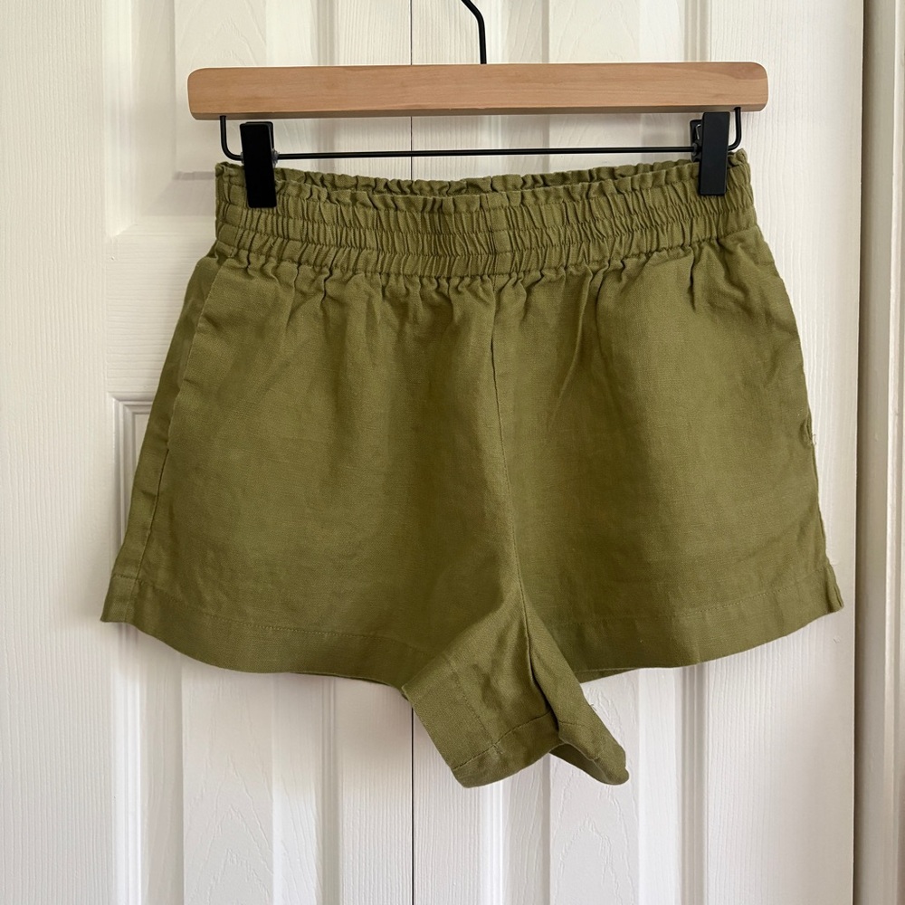 The Mila Linen Short in Olive